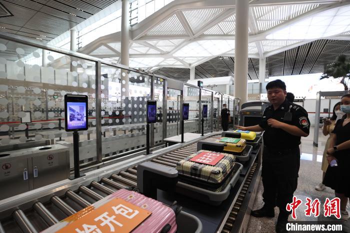 （高質(zhì)量發(fā)展調(diào)研行）探訪?？诿捞m國際機場封關(guān)運作項目：將實現(xiàn)旅客“無感通關(guān)”