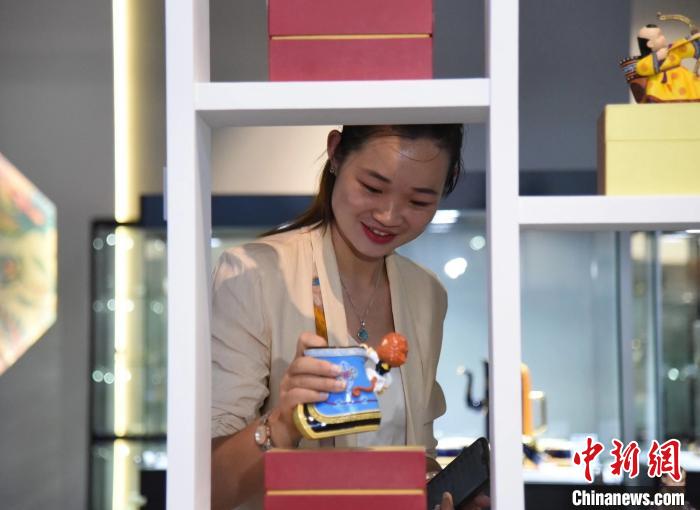 草原文化遺產(chǎn)保護(hù)日:千余款傳統(tǒng)工藝和文創(chuàng)產(chǎn)品開展