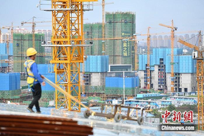 資料圖：一在建樓盤工地工人正在忙碌。 <a target='_blank' href='/'>中新社</a>記者 張浪 攝