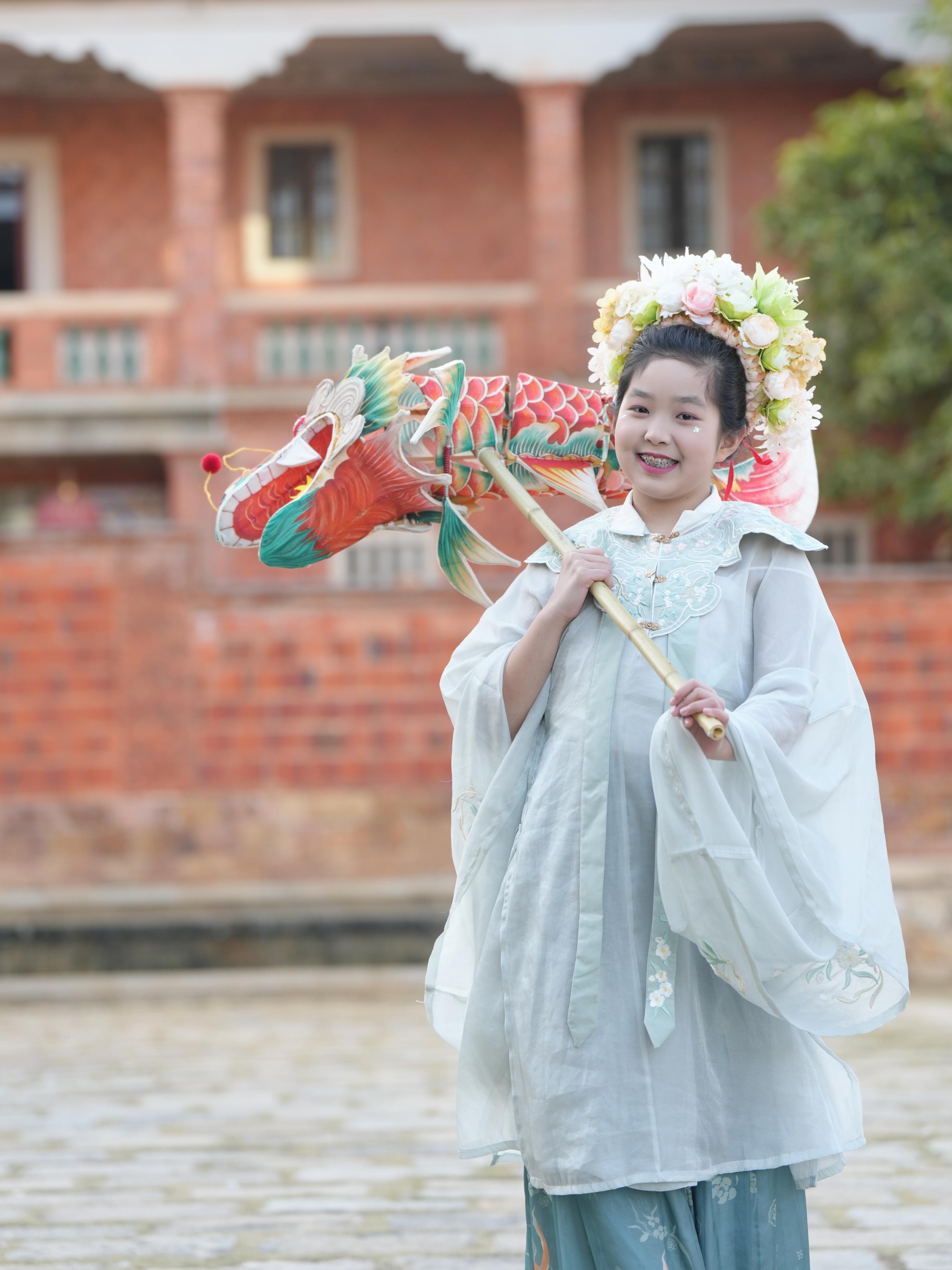 在泉州，沈女士為女兒拍下頭戴簪花的照片。受訪者供圖