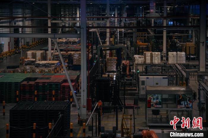 基地依托數(shù)字技術打造“黑燈工廠”?！±钅宪?攝