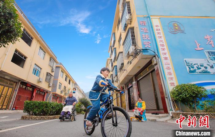 溪邳村一角?！菓c堂 攝