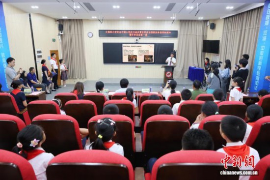 廣州中醫(yī)藥大學(xué)副校長(zhǎng)、廣東省中醫(yī)院院長(zhǎng)張忠德向?qū)W生講述“抗戰(zhàn)中的中醫(yī)藥”。吳遠(yuǎn)團(tuán) 攝