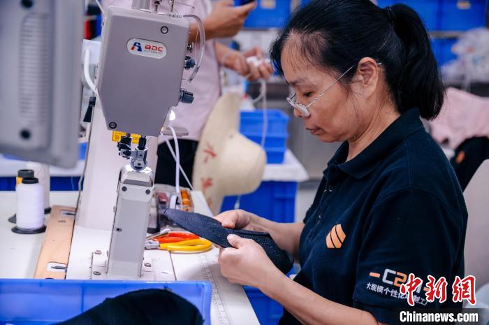 圖為員工在生產(chǎn)線工作?！±钅宪?攝