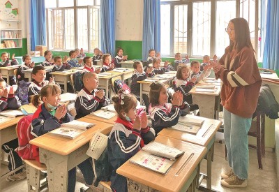 2023年5月，西北師范大學(xué)學(xué)生在新疆阿克蘇地區(qū)溫宿縣吐木秀克鎮(zhèn)第一小學(xué)實(shí)習(xí)支教。 卓杰攝