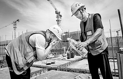 近日，多地迎來(lái)高溫天氣，圖為中鐵十二局工人在河北雄安新區(qū)大河片區(qū)安置房項(xiàng)目建設(shè)現(xiàn)場(chǎng)洗臉解暑。 新華社發(fā)