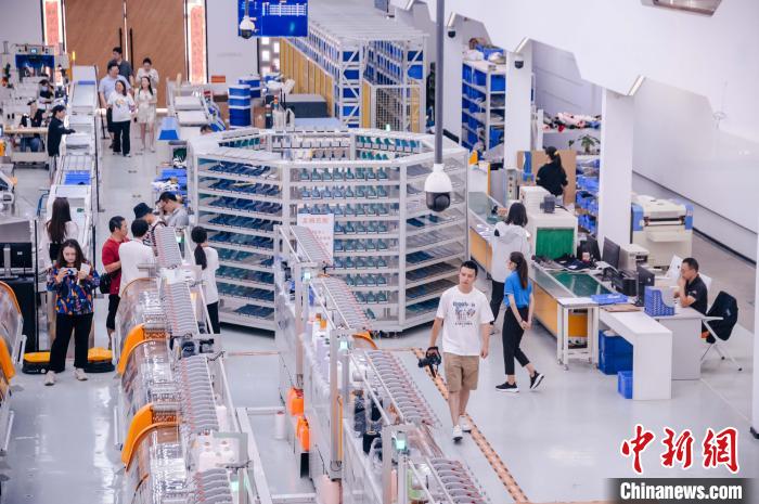 圖為莆田雙馳鞋業(yè)個性化定制示范工廠。　李南軒 攝