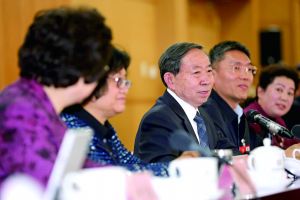 3月8日,全國(guó)政協(xié)舉行教育界別聯(lián)組會(huì)議,教育部部長(zhǎng)袁貴仁右三到會(huì)聽(tīng)取建議。