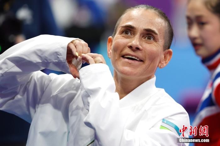 資料圖：9月28日，杭州第19屆亞運(yùn)會(huì)競(jìng)技體操女子跳馬決賽在黃龍?bào)w育中心體育館舉行。烏茲別克斯坦選手丘索維金娜以13.383分獲得該項(xiàng)目第四名。圖為丘索維金娜在賽后向觀眾比心。<a target='_blank' href='/'>中新社</a>記者 富田 攝