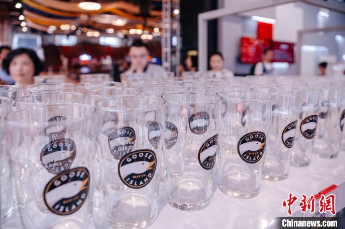 基地內，各式啤酒文化周邊產(chǎn)品在出售?！±钅宪?攝