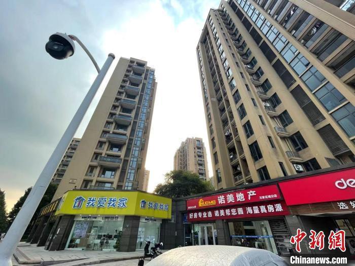 多家房地產(chǎn)中介。 蘇婷 攝