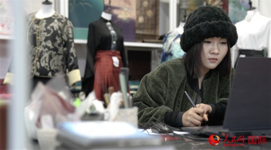 1月23日,在山東省菏澤市曹縣有愛云倉直播基地,張子晨正在設(shè)計漢服。 人民網(wǎng)記者 袁蒙攝
