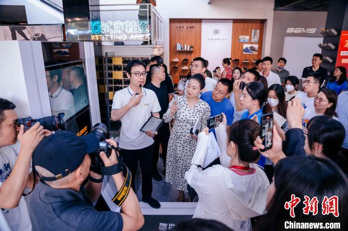 定制示范工廠可從腳型測量儀采集數(shù)據(jù)，按需進(jìn)行“私人訂制”。　李南軒 攝