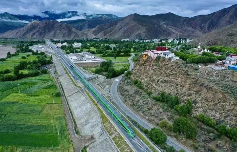 ?高原動集動車組。中國中車供圖。