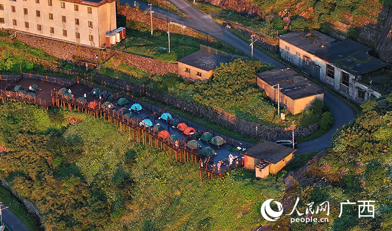 山頂露營區(qū)。人民網(wǎng) 雷琦竣攝