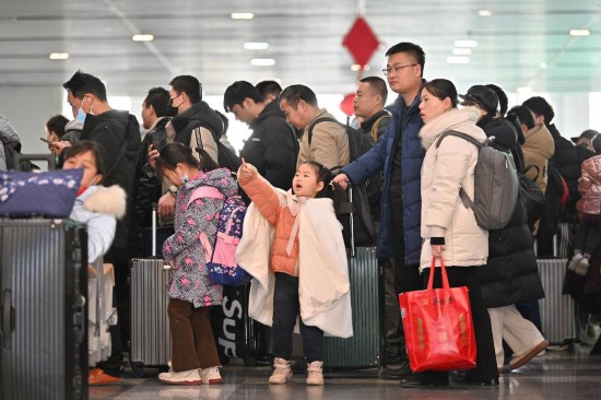 2月3日，家長帶領(lǐng)小朋友在北京豐臺(tái)站排隊(duì)檢票。新華社記者 宋為偉 攝