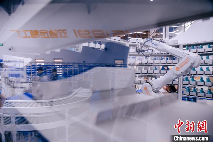 最快一個多小時，“私人訂制”的鞋子就能完成生產(chǎn)?！±钅宪?攝