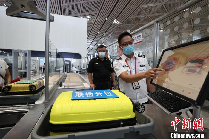 6月25日，在?？诿捞m國際機場T2航站樓，工作人員對完成改造的設(shè)備進行模擬測試。　蔣啟明 攝