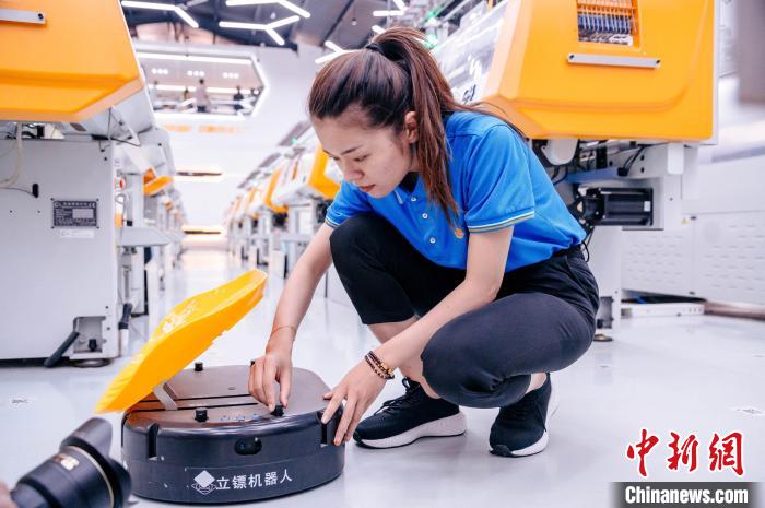 圖為員工在調(diào)試AGV搬運(yùn)機(jī)器人。　李南軒 攝