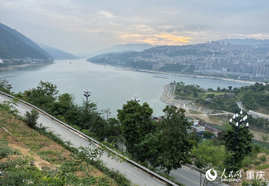 從巫山縣龍門街道江村遠(yuǎn)眺，左側(cè)為三峽里·竹枝村，右側(cè)為巫山縣城。人民網(wǎng)記者 劉政寧攝