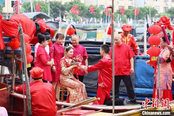 連家船民婚俗秀之迎親禮和成親禮?！×珠派?攝