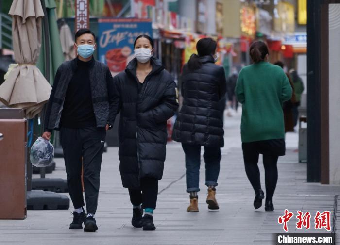 圖為市民穿羽絨服出行?！●R銘言 攝