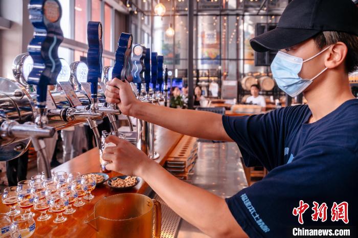 圖為百威雪津啤酒莆田基地工作人員正在打酒?！±钅宪?攝